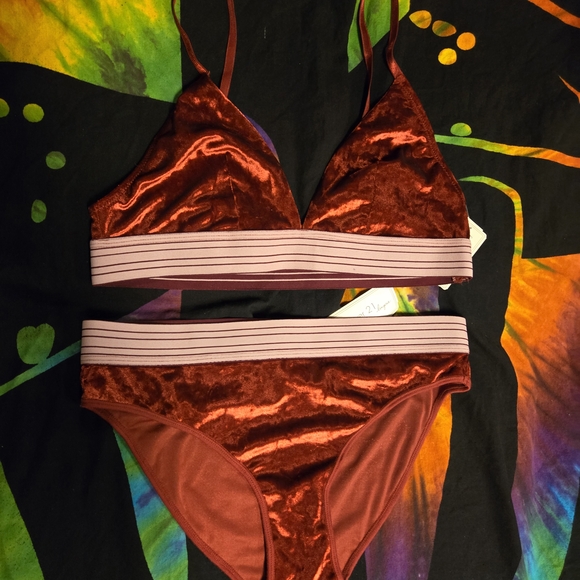 Forever 21 Velvet Red Bandeau Set - Picture 4 of 10